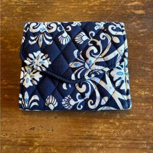 VERY BRADLEY Floral Quilted Wallet RFD 5x5 Excellent used blue/white!